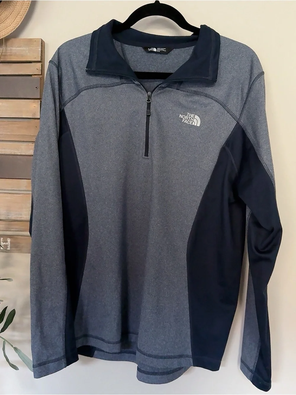 The North Face Men's Pullover Athletic Sweatshirt size medium